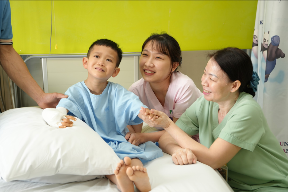 “Con muốn ôm ba mẹ” - Lời ước của em bé khuyết tật, hát dân ca gây sốt mạng xã hội dần thành hiện thực- Ảnh 3. “Con muốn ôm ba mẹ” - Lời ước của em bé khuyết tật, hát dân ca gây sốt mạng xã hội dần thành hiện thực- Ảnh 3.