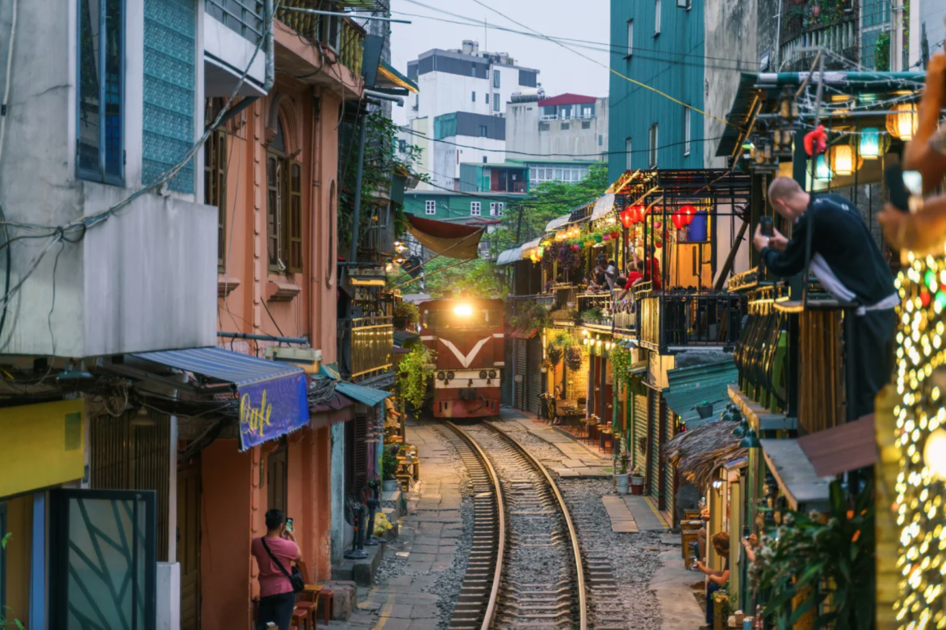 Báo nước ngoài nói 1 điều bất ngờ về cà phê đường tàu ở Hà Nội- Ảnh 2. Báo nước ngoài nói 1 điều bất ngờ về cà phê đường tàu ở Hà Nội- Ảnh 2.