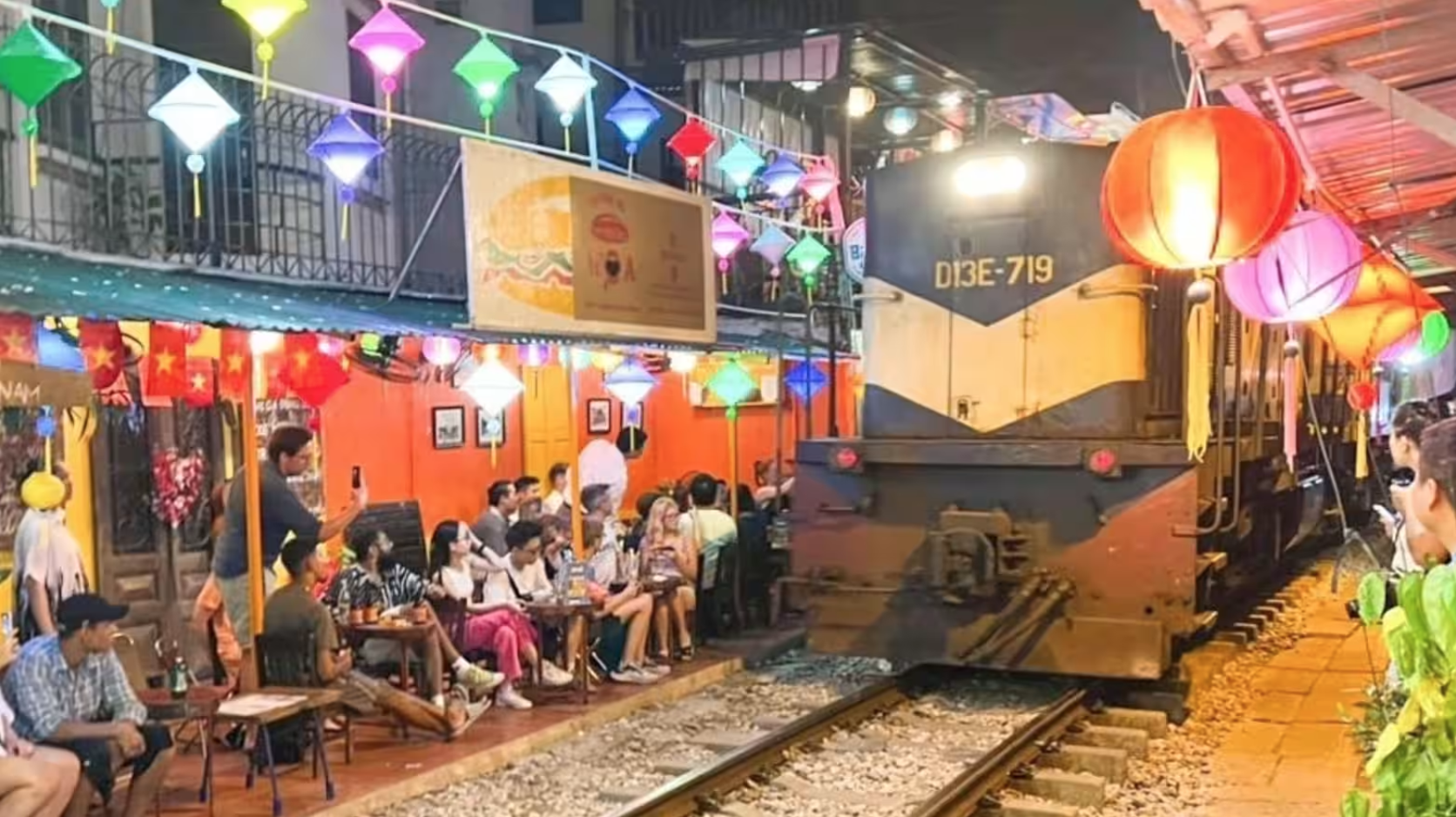 Báo nước ngoài nói 1 điều bất ngờ về cà phê đường tàu ở Hà Nội- Ảnh 3. Báo nước ngoài nói 1 điều bất ngờ về cà phê đường tàu ở Hà Nội- Ảnh 3.