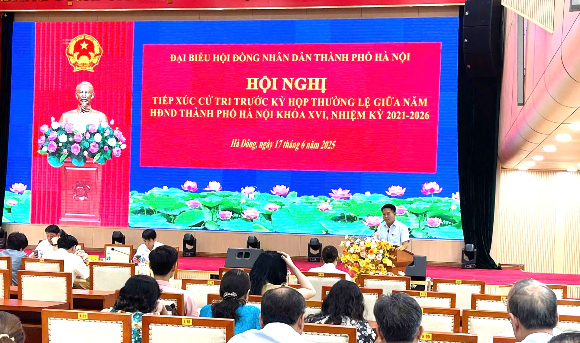 Cử tri Hà Đông kiến nghị vấn đề liên quan đến đất dịch vụ- Ảnh 2. Cử tri Hà Đông kiến nghị vấn đề liên quan đến đất dịch vụ- Ảnh 2.