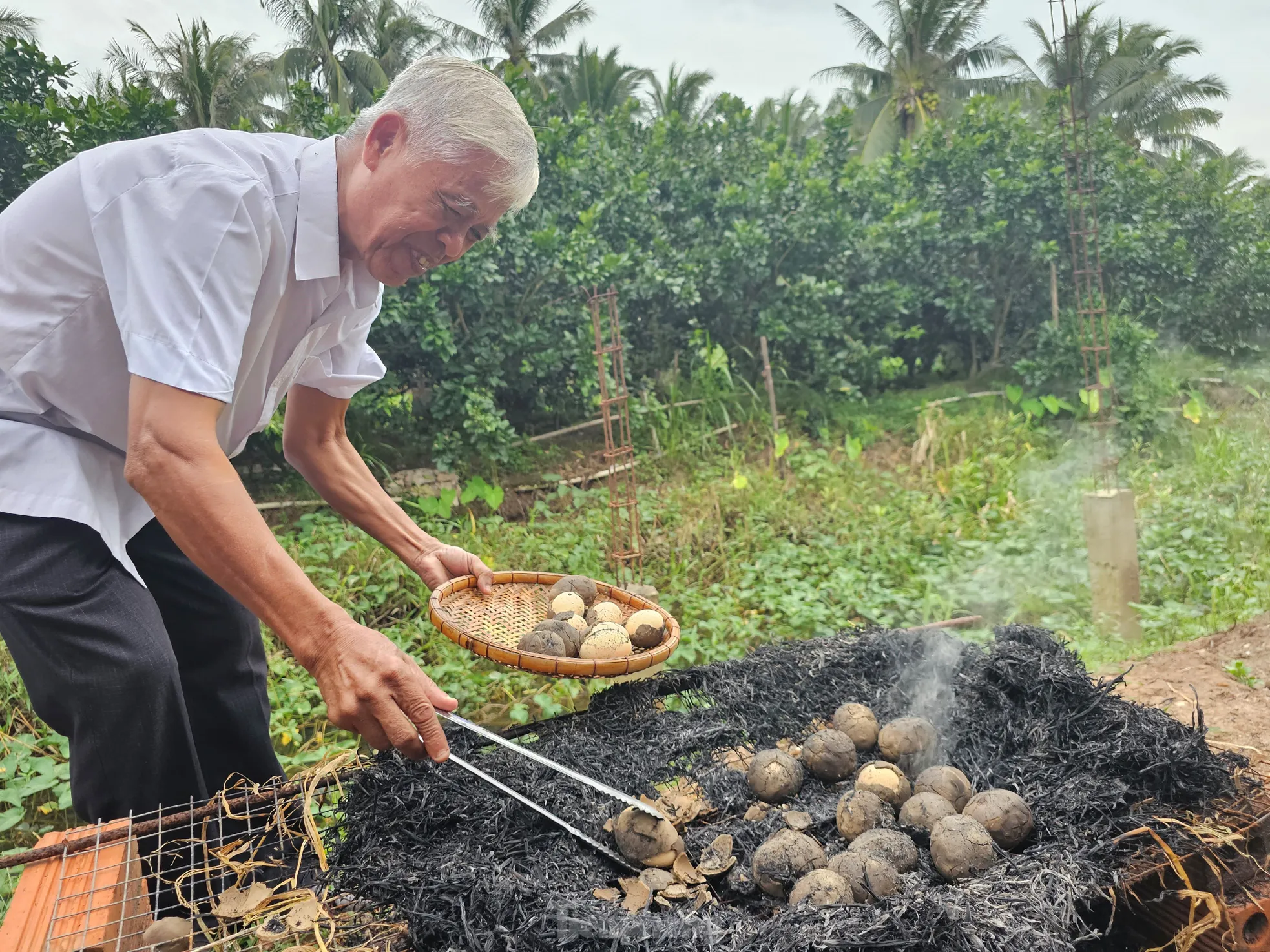 Tận thấy món đặc sản 'ngọc ẩn mình' rất lạ ở bên cồn- Ảnh 7. Tận thấy món đặc sản 'ngọc ẩn mình' rất lạ ở bên cồn- Ảnh 7.