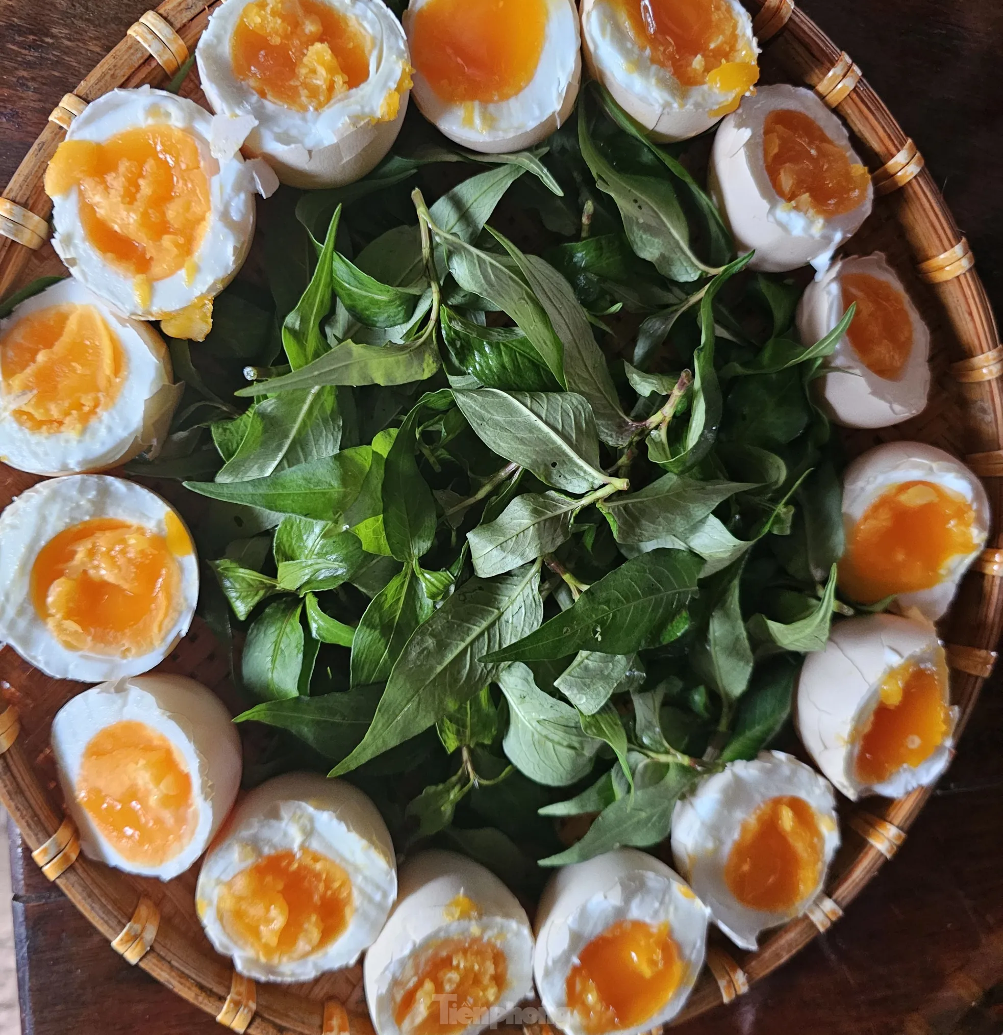 Tận thấy món đặc sản 'ngọc ẩn mình' rất lạ ở bên cồn- Ảnh 10. Tận thấy món đặc sản 'ngọc ẩn mình' rất lạ ở bên cồn- Ảnh 10.