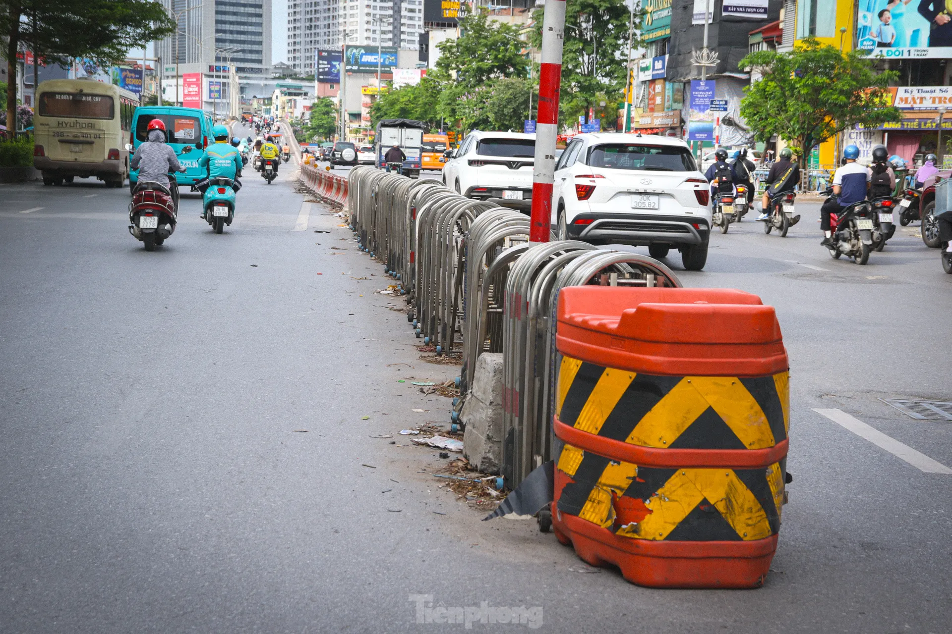 Nhếch nhác những dải phân cách mềm ở Hà Nội- Ảnh 4. Nhếch nhác những dải phân cách mềm ở Hà Nội- Ảnh 4.