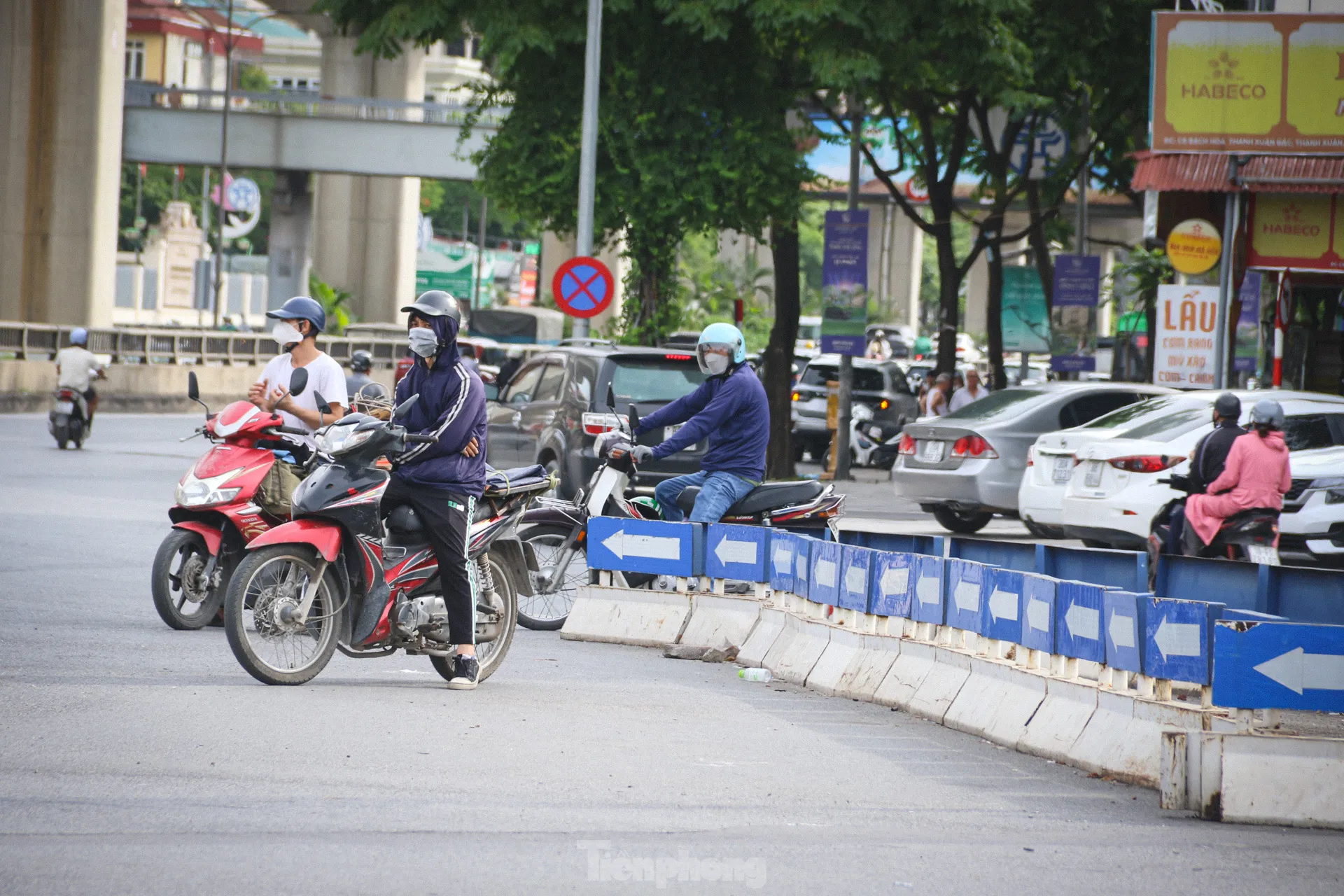 Nhếch nhác những dải phân cách mềm ở Hà Nội- Ảnh 2. Nhếch nhác những dải phân cách mềm ở Hà Nội- Ảnh 2.