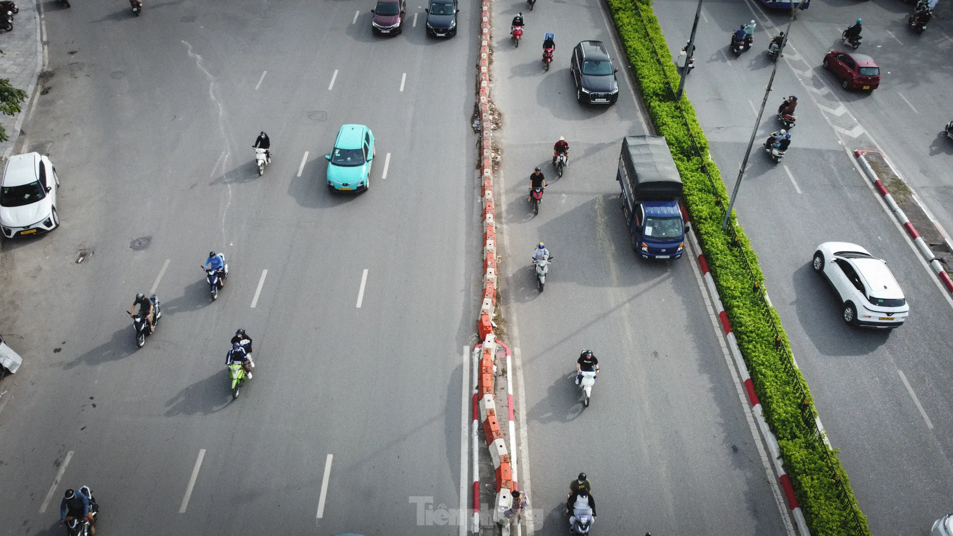 Nhếch nhác những dải phân cách mềm ở Hà Nội- Ảnh 1. Nhếch nhác những dải phân cách mềm ở Hà Nội- Ảnh 1.