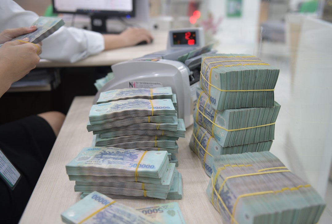 Người dân Việt Nam đang gửi hơn 7,4 triệu tỷ đồng vào ngân hàng, lãi suất thế nào mà tiền gửi cao kỷ lục?- Ảnh 1. Người dân Việt Nam đang gửi hơn 7,4 triệu tỷ đồng vào ngân hàng, lãi suất thế nào mà tiền gửi cao kỷ lục?- Ảnh 1.