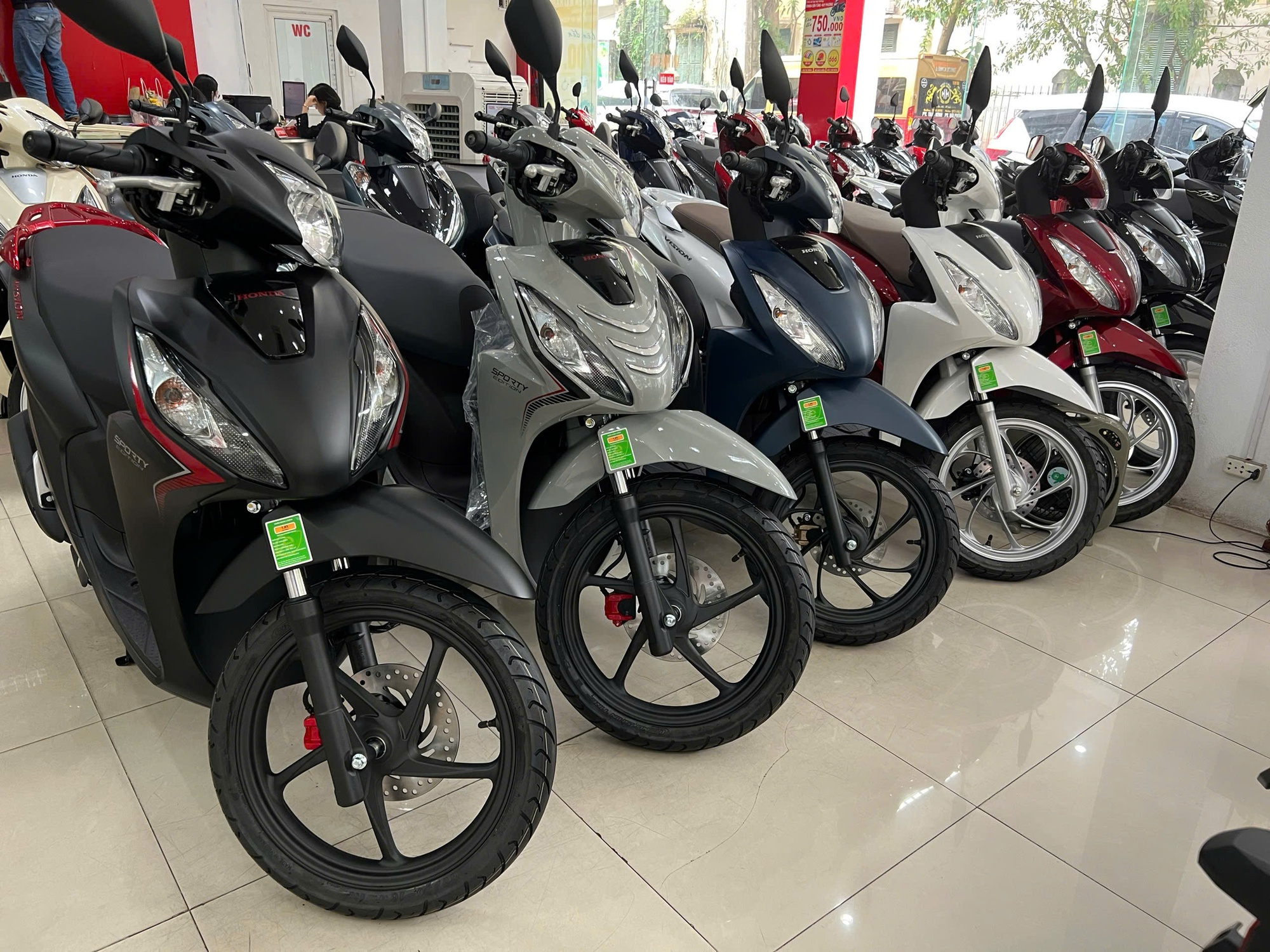 Honda Vision giảm hơn 20 triệu đồng so với thời điểm sốt giá - thấp hiếm có trong lịch sử- Ảnh 3. Honda Vision giảm hơn 20 triệu đồng so với thời điểm sốt giá - thấp hiếm có trong lịch sử- Ảnh 3.