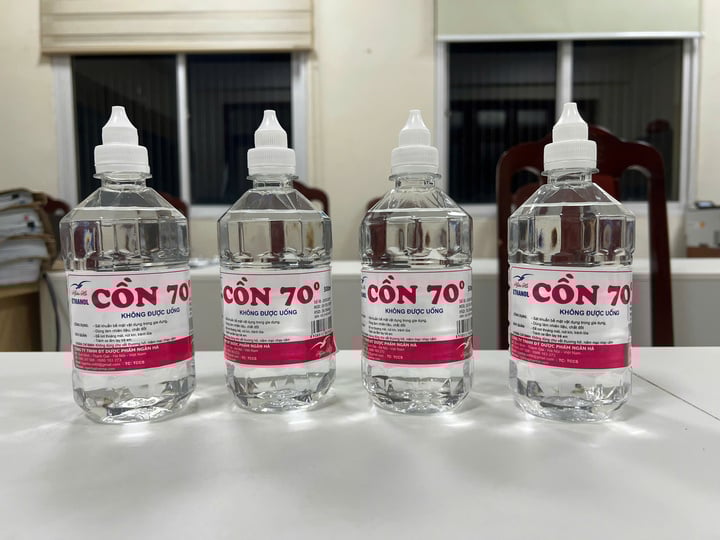 Bóc trần chiêu trò sản xuất cồn y tế giả của Phó Chủ tịch thị trấn ở Hà Nội- Ảnh 2. Bóc trần chiêu trò sản xuất cồn y tế giả của Phó Chủ tịch thị trấn ở Hà Nội- Ảnh 2.