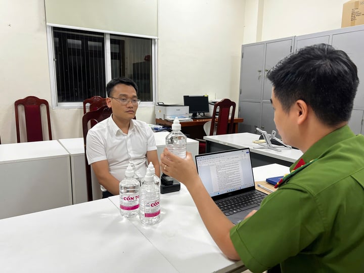 Bóc trần chiêu trò sản xuất cồn y tế giả của Phó Chủ tịch thị trấn ở Hà Nội- Ảnh 1. Bóc trần chiêu trò sản xuất cồn y tế giả của Phó Chủ tịch thị trấn ở Hà Nội- Ảnh 1.