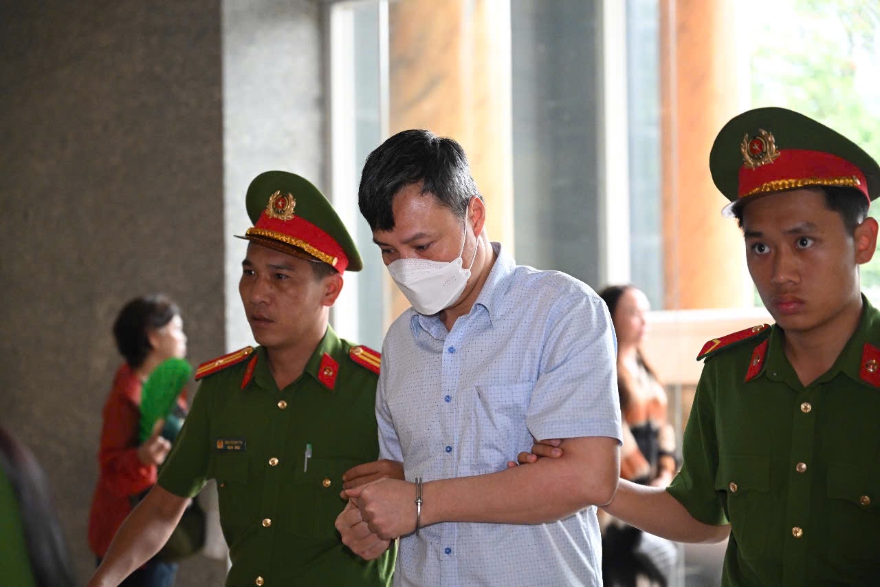 Hàng chục bị cáo tới tòa phúc thẩm, không thấy cựu Chủ tịch FLC Trịnh Văn Quyết- Ảnh 2. Hàng chục bị cáo tới tòa phúc thẩm, không thấy cựu Chủ tịch FLC Trịnh Văn Quyết- Ảnh 2.