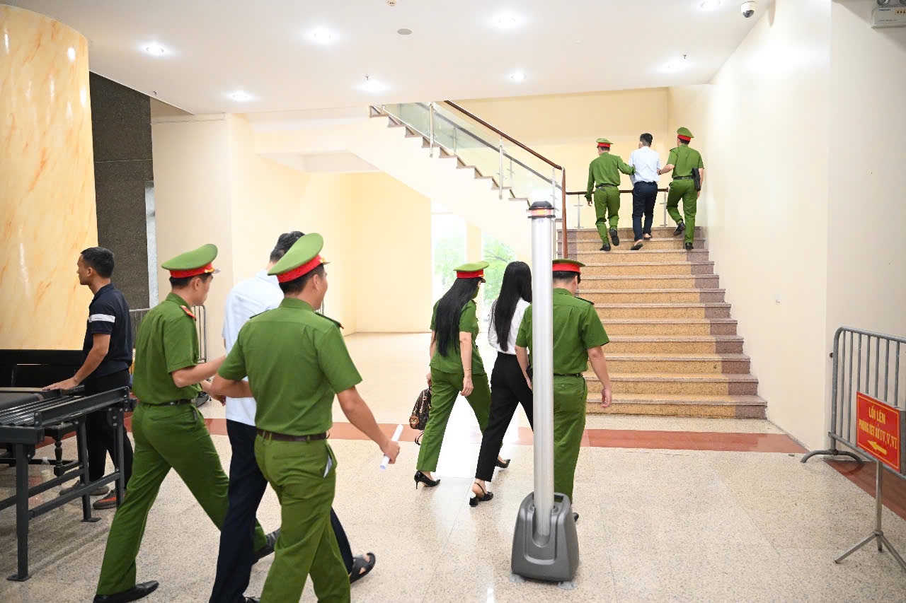 Hàng chục bị cáo tới tòa phúc thẩm, không thấy cựu Chủ tịch FLC Trịnh Văn Quyết- Ảnh 3. Hàng chục bị cáo tới tòa phúc thẩm, không thấy cựu Chủ tịch FLC Trịnh Văn Quyết- Ảnh 3.