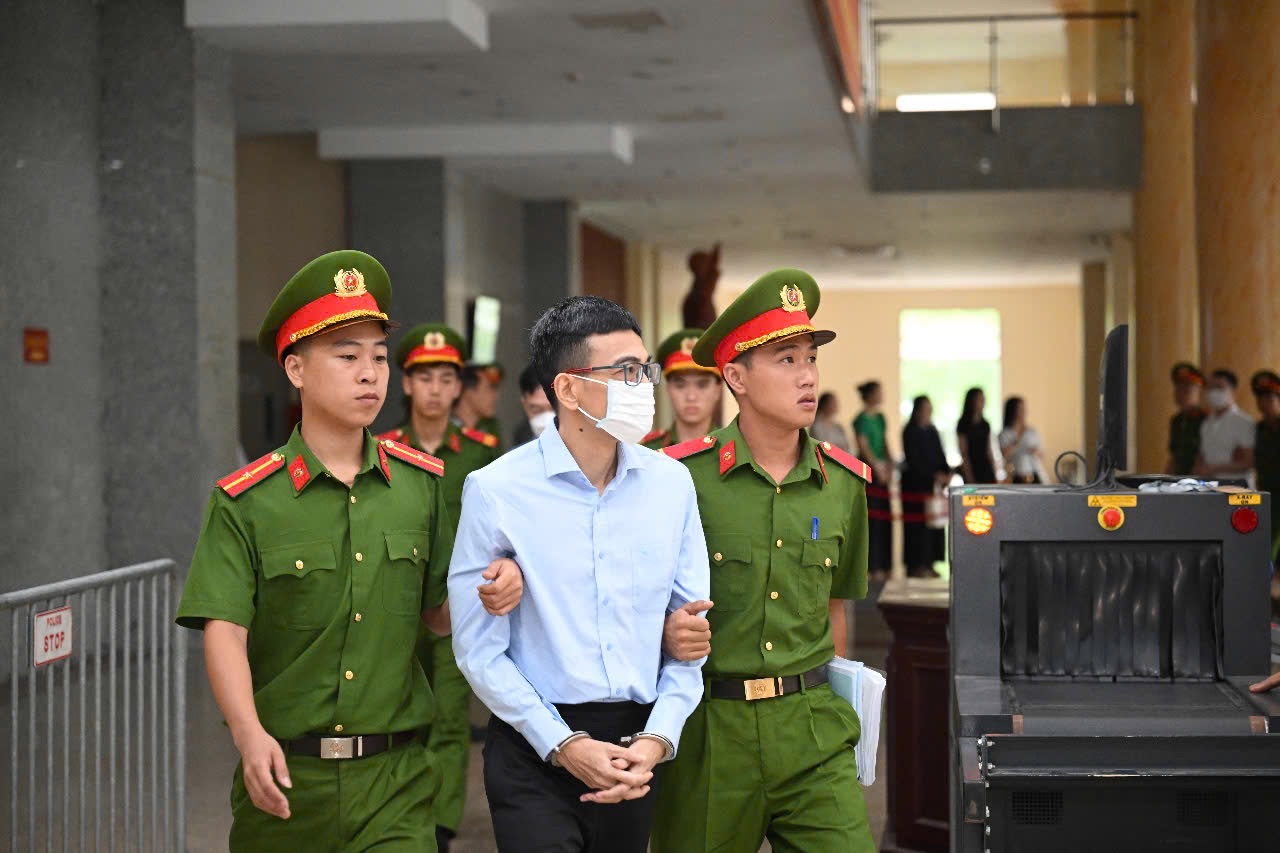 Hàng chục bị cáo tới tòa phúc thẩm, không thấy cựu Chủ tịch FLC Trịnh Văn Quyết- Ảnh 4. Hàng chục bị cáo tới tòa phúc thẩm, không thấy cựu Chủ tịch FLC Trịnh Văn Quyết- Ảnh 4.