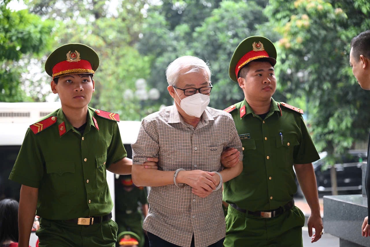 Hàng chục bị cáo tới tòa phúc thẩm, không thấy cựu Chủ tịch FLC Trịnh Văn Quyết- Ảnh 5. Hàng chục bị cáo tới tòa phúc thẩm, không thấy cựu Chủ tịch FLC Trịnh Văn Quyết- Ảnh 5.