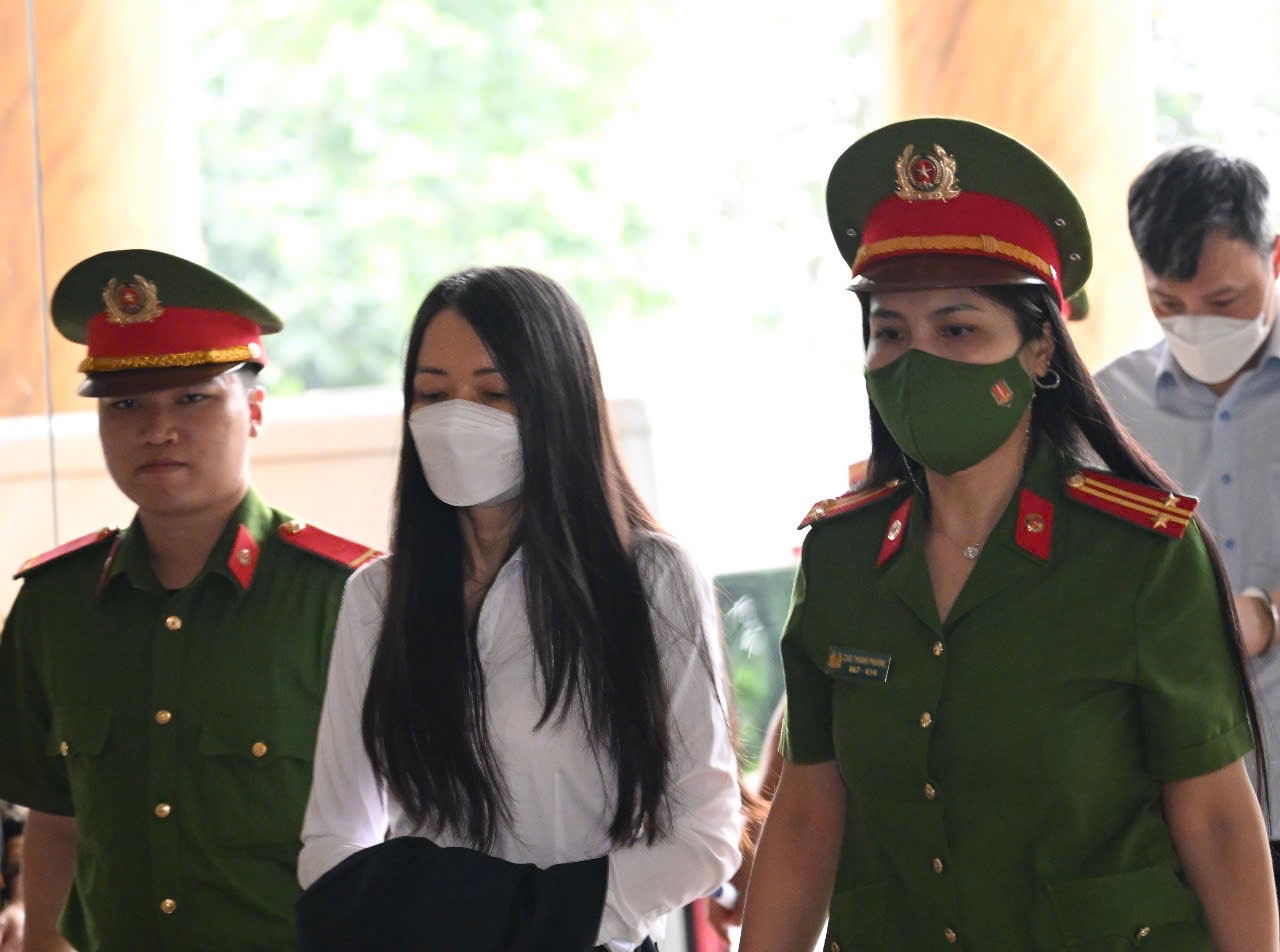 Hàng chục bị cáo tới tòa phúc thẩm, không thấy cựu Chủ tịch FLC Trịnh Văn Quyết- Ảnh 6. Hàng chục bị cáo tới tòa phúc thẩm, không thấy cựu Chủ tịch FLC Trịnh Văn Quyết- Ảnh 6.