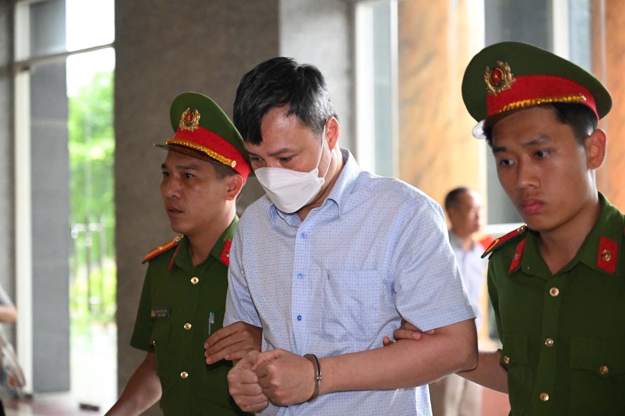 Hàng chục bị cáo tới tòa phúc thẩm, không thấy cựu Chủ tịch FLC Trịnh Văn Quyết- Ảnh 8. Hàng chục bị cáo tới tòa phúc thẩm, không thấy cựu Chủ tịch FLC Trịnh Văn Quyết- Ảnh 8.