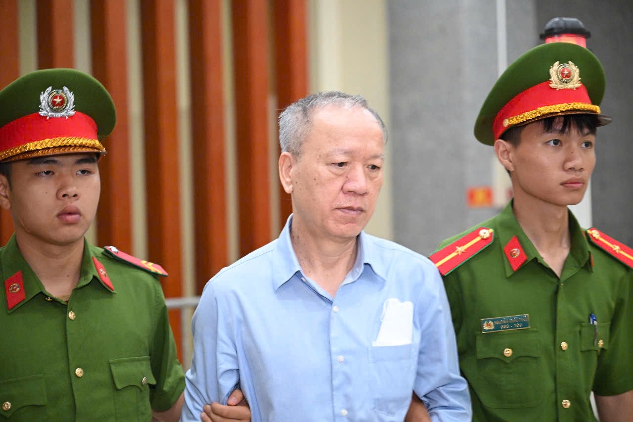 Hàng chục bị cáo tới tòa phúc thẩm, không thấy cựu Chủ tịch FLC Trịnh Văn Quyết- Ảnh 14. Hàng chục bị cáo tới tòa phúc thẩm, không thấy cựu Chủ tịch FLC Trịnh Văn Quyết- Ảnh 14.