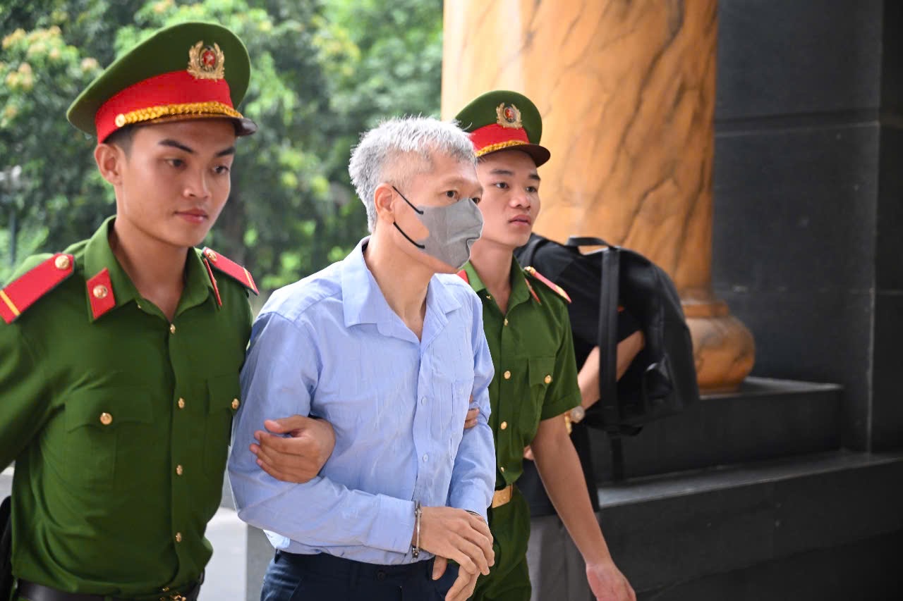 Hàng chục bị cáo tới tòa phúc thẩm, không thấy cựu Chủ tịch FLC Trịnh Văn Quyết- Ảnh 10. Hàng chục bị cáo tới tòa phúc thẩm, không thấy cựu Chủ tịch FLC Trịnh Văn Quyết- Ảnh 10.
