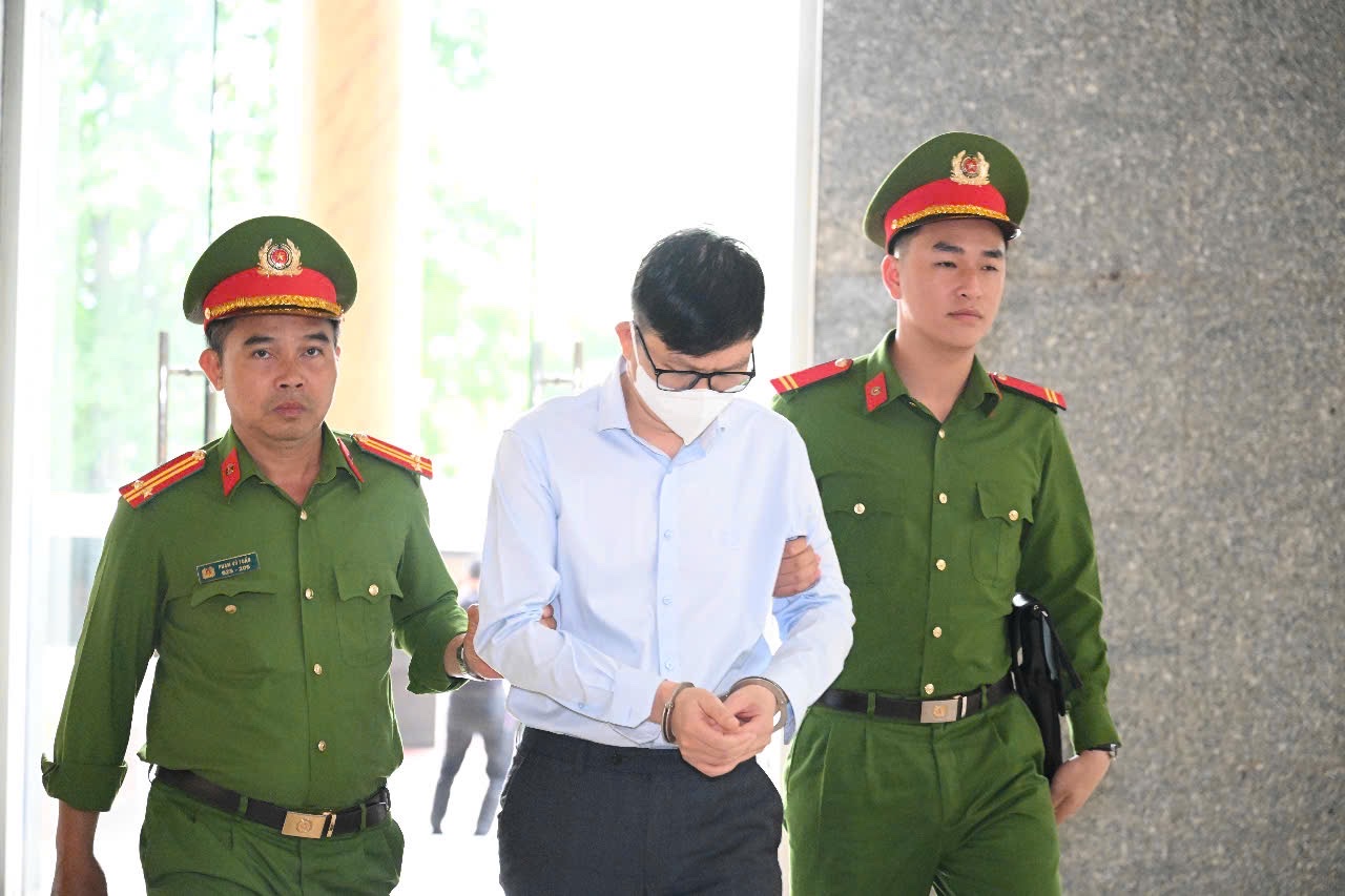Hàng chục bị cáo tới tòa phúc thẩm, không thấy cựu Chủ tịch FLC Trịnh Văn Quyết- Ảnh 11. Hàng chục bị cáo tới tòa phúc thẩm, không thấy cựu Chủ tịch FLC Trịnh Văn Quyết- Ảnh 11.