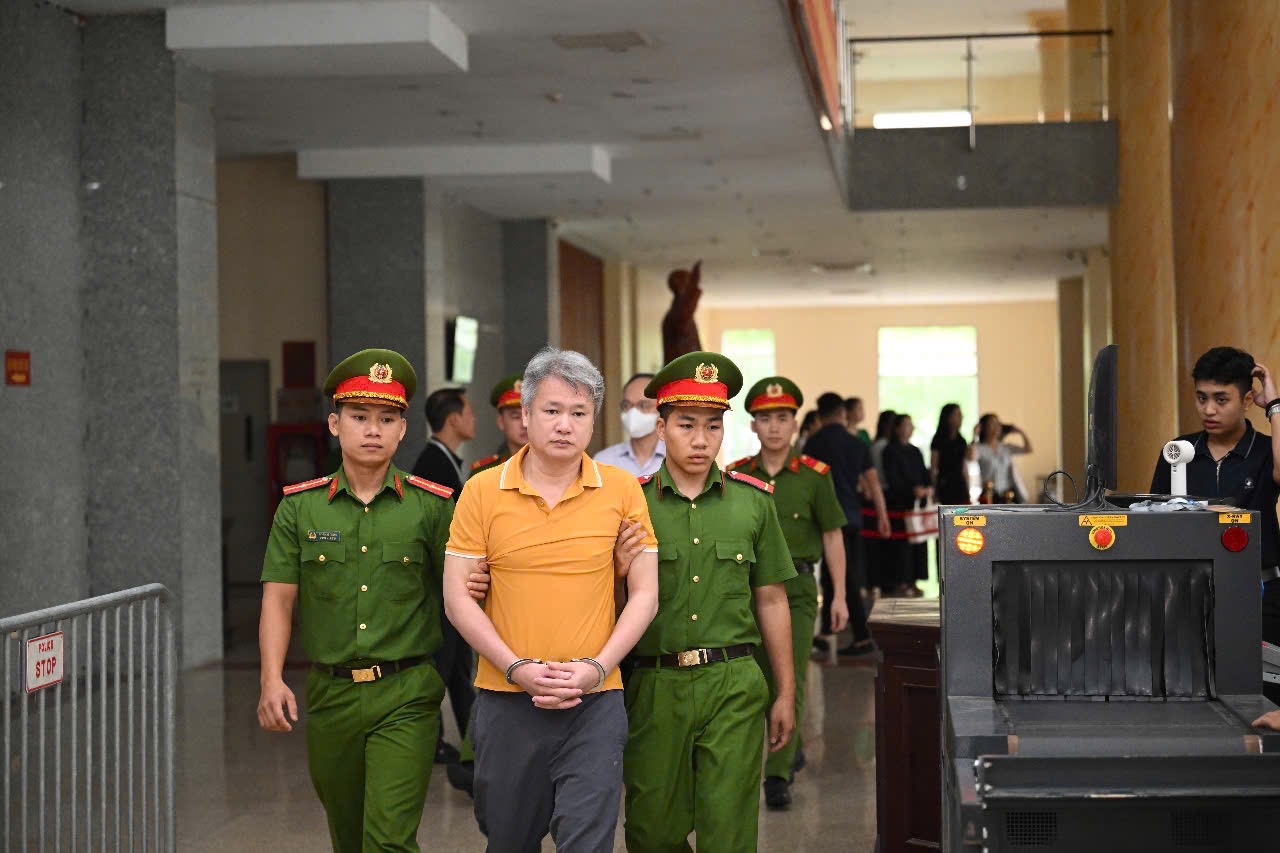 Hàng chục bị cáo tới tòa phúc thẩm, không thấy cựu Chủ tịch FLC Trịnh Văn Quyết- Ảnh 12. Hàng chục bị cáo tới tòa phúc thẩm, không thấy cựu Chủ tịch FLC Trịnh Văn Quyết- Ảnh 12.