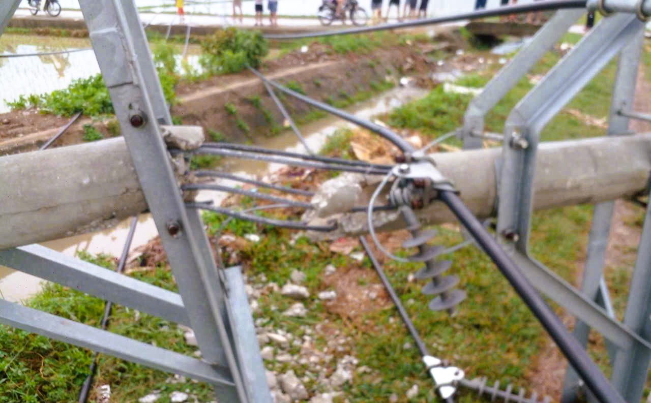 Cột điện đường dây 22 kV gãy đổ như "ngả rạ" sau mưa dông ở Thanh Hóa- Ảnh 2. Cột điện đường dây 22 kV gãy đổ như "ngả rạ" sau mưa dông ở Thanh Hóa- Ảnh 2.