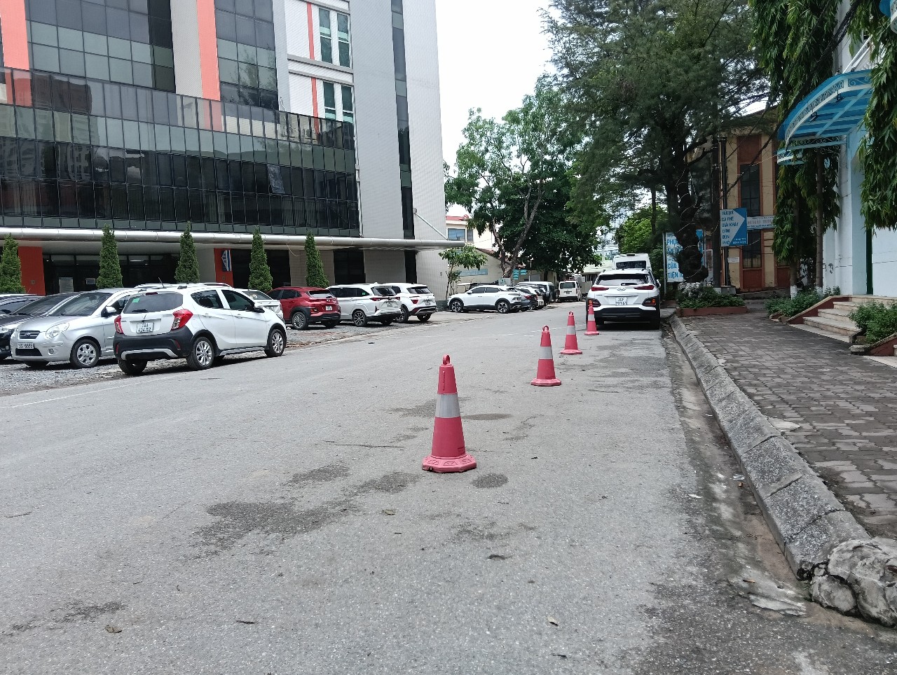 Nhân chứng kể lại khoảnh khắc kinh hoàng khi người phụ nữ bị xe bán tải cuốn vào gầm ngay trong khuôn viên bệnh viện ở Hà Nội- Ảnh 2.