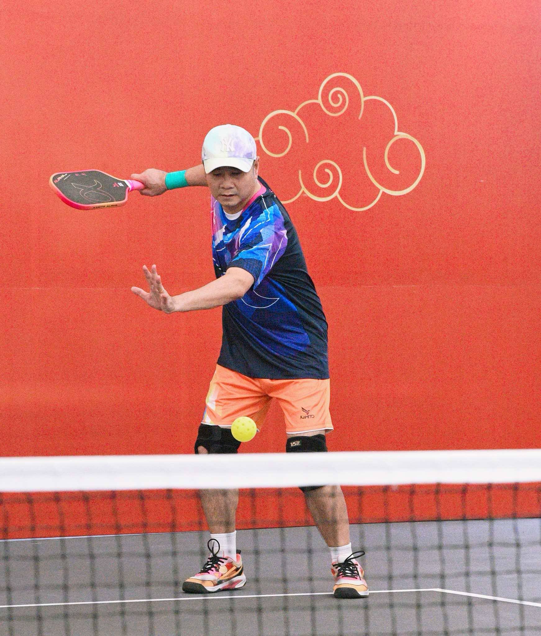 NSND Tự Long lên sân pickleball tuyên bố cực sốc về Tuấn Hưng: Có "thánh dỗi" gánh team không lo tắm sớm nhưng cái kết cực đắng- Ảnh 4. NSND Tự Long lên sân pickleball tuyên bố cực sốc về Tuấn Hưng: Có "thánh dỗi" gánh team không lo tắm sớm nhưng cái kết cực đắng- Ảnh 4.