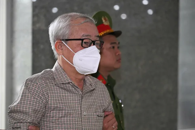 Cảnh sát dẫn giải nhóm cựu lãnh đạo Tập đoàn FLC, HOSE đến tòa phúc thẩm- Ảnh 5.