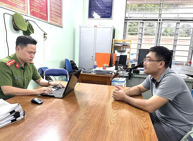 Lời khai của người đàn ông đạp nữ tài xế xe ôm ngã nhào ở Bình Dương- Ảnh 1. Lời khai của người đàn ông đạp nữ tài xế xe ôm ngã nhào ở Bình Dương- Ảnh 1.