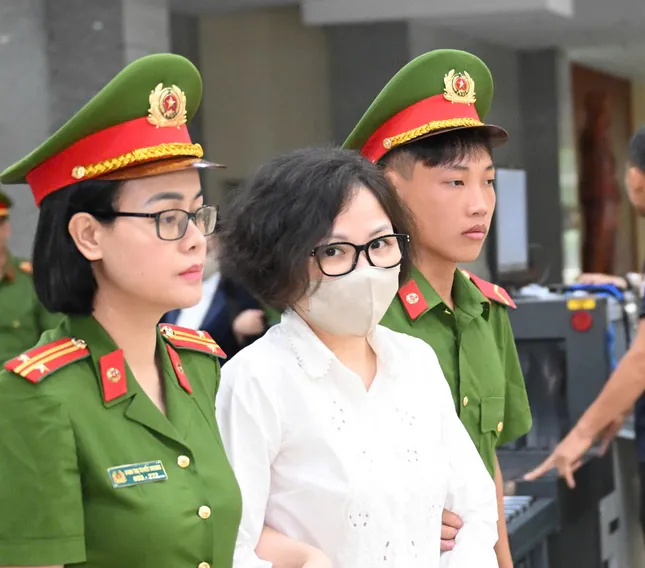 Cảnh sát dẫn giải nhóm cựu lãnh đạo Tập đoàn FLC, HOSE đến tòa phúc thẩm- Ảnh 1.