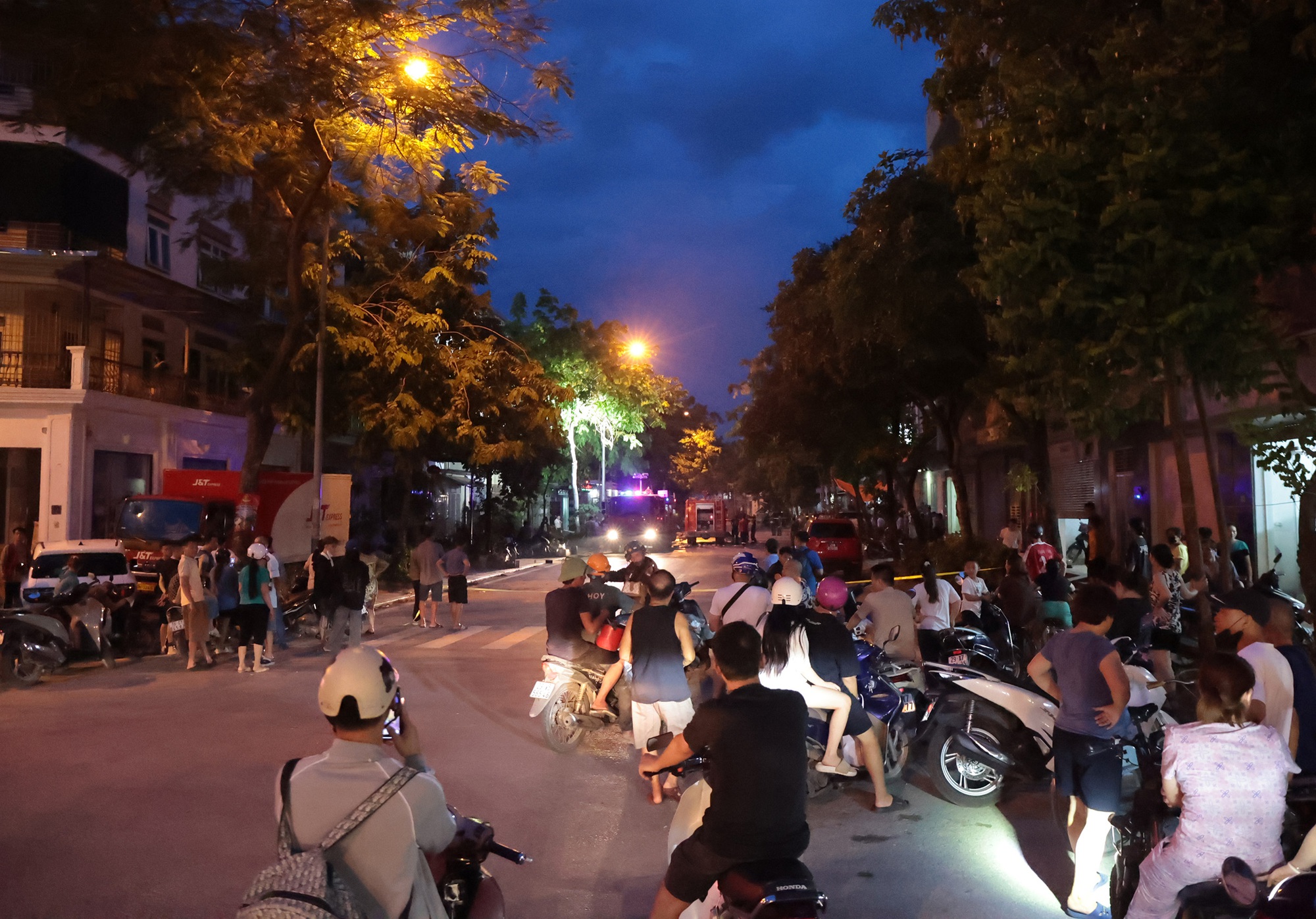 Người dân bần thần kể lại vụ nổ lớn gây cháy khiến 2 người tử vong ở Hà Nội: "Lúc đầu tôi tưởng là động đất"- Ảnh 1. Người dân bần thần kể lại vụ nổ lớn gây cháy khiến 2 người tử vong ở Hà Nội: "Lúc đầu tôi tưởng là động đất"- Ảnh 1.