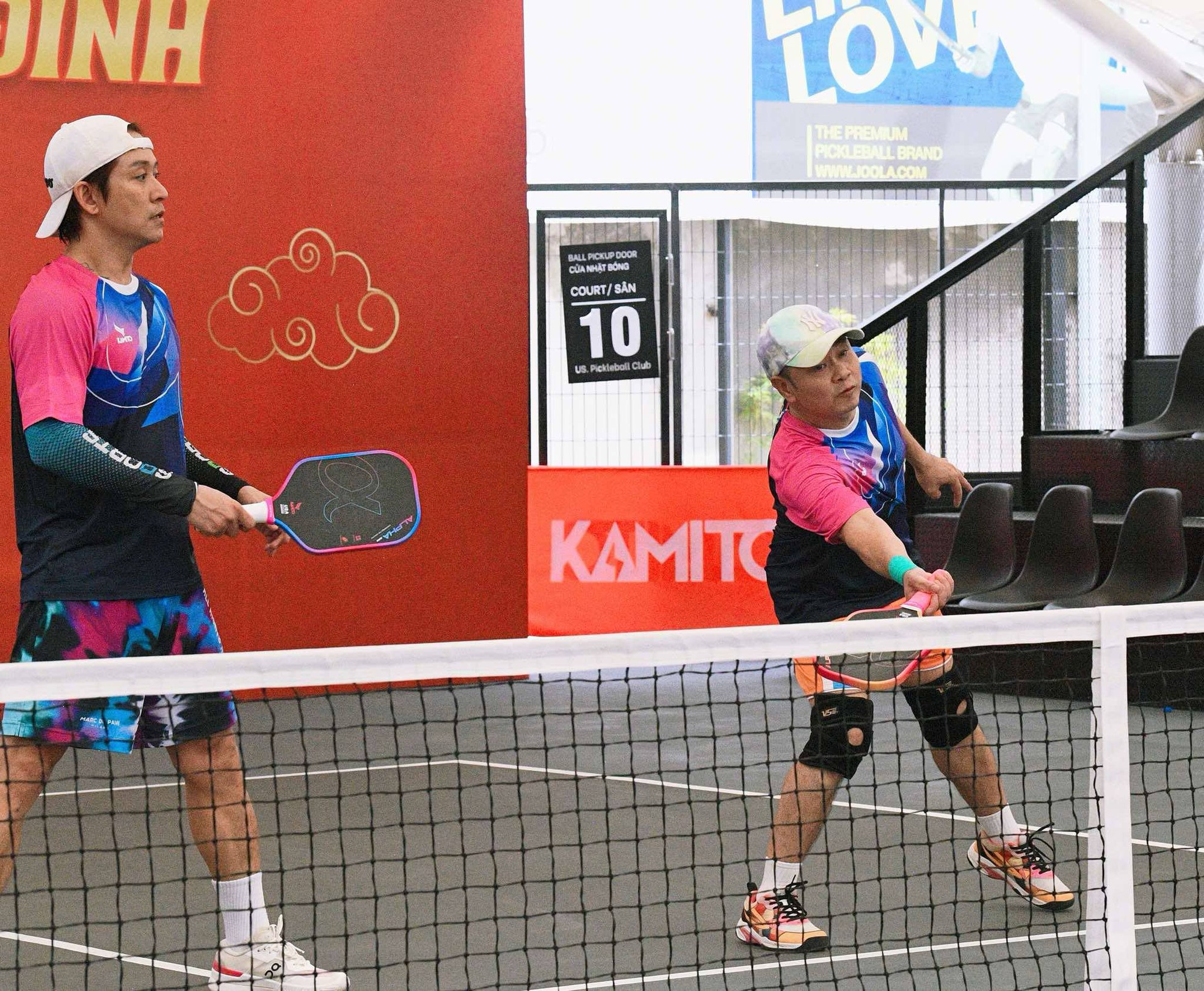 NSND Tự Long lên sân pickleball tuyên bố cực sốc về Tuấn Hưng: Có "thánh dỗi" gánh team không lo tắm sớm nhưng cái kết cực đắng- Ảnh 1. NSND Tự Long lên sân pickleball tuyên bố cực sốc về Tuấn Hưng: Có "thánh dỗi" gánh team không lo tắm sớm nhưng cái kết cực đắng- Ảnh 1.