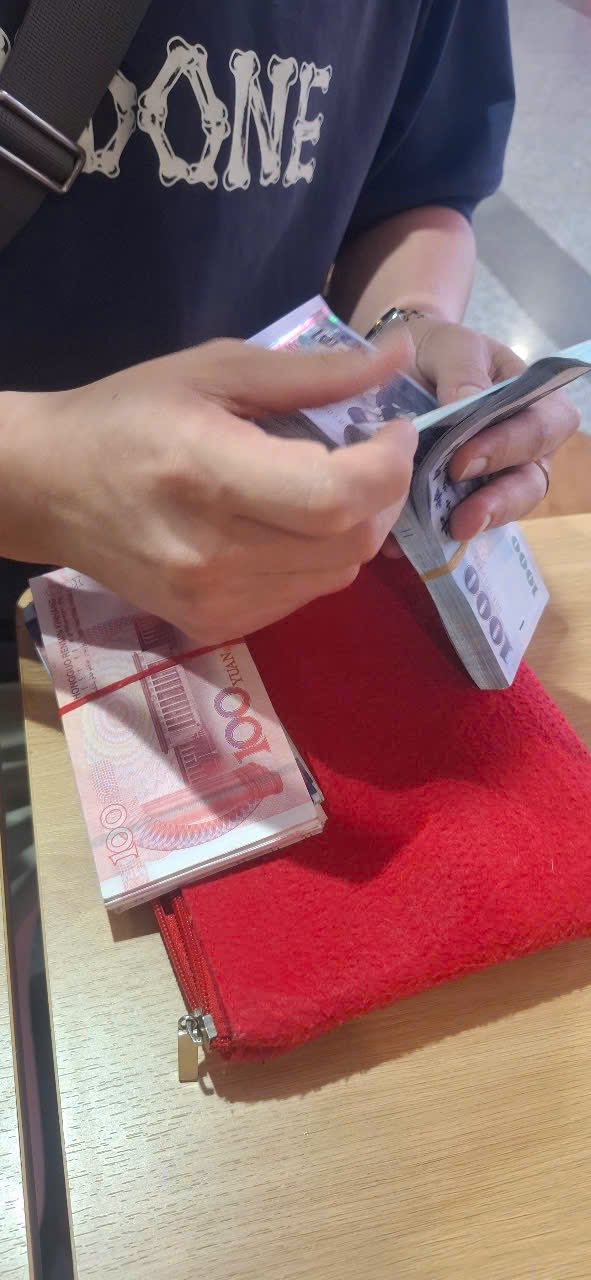 Hành trình của chiếc ba lô đựng gần 100.000 nhân dân tệ trong đêm ở Nội Bài- Ảnh 2. Hành trình của chiếc ba lô đựng gần 100.000 nhân dân tệ trong đêm ở Nội Bài- Ảnh 2.