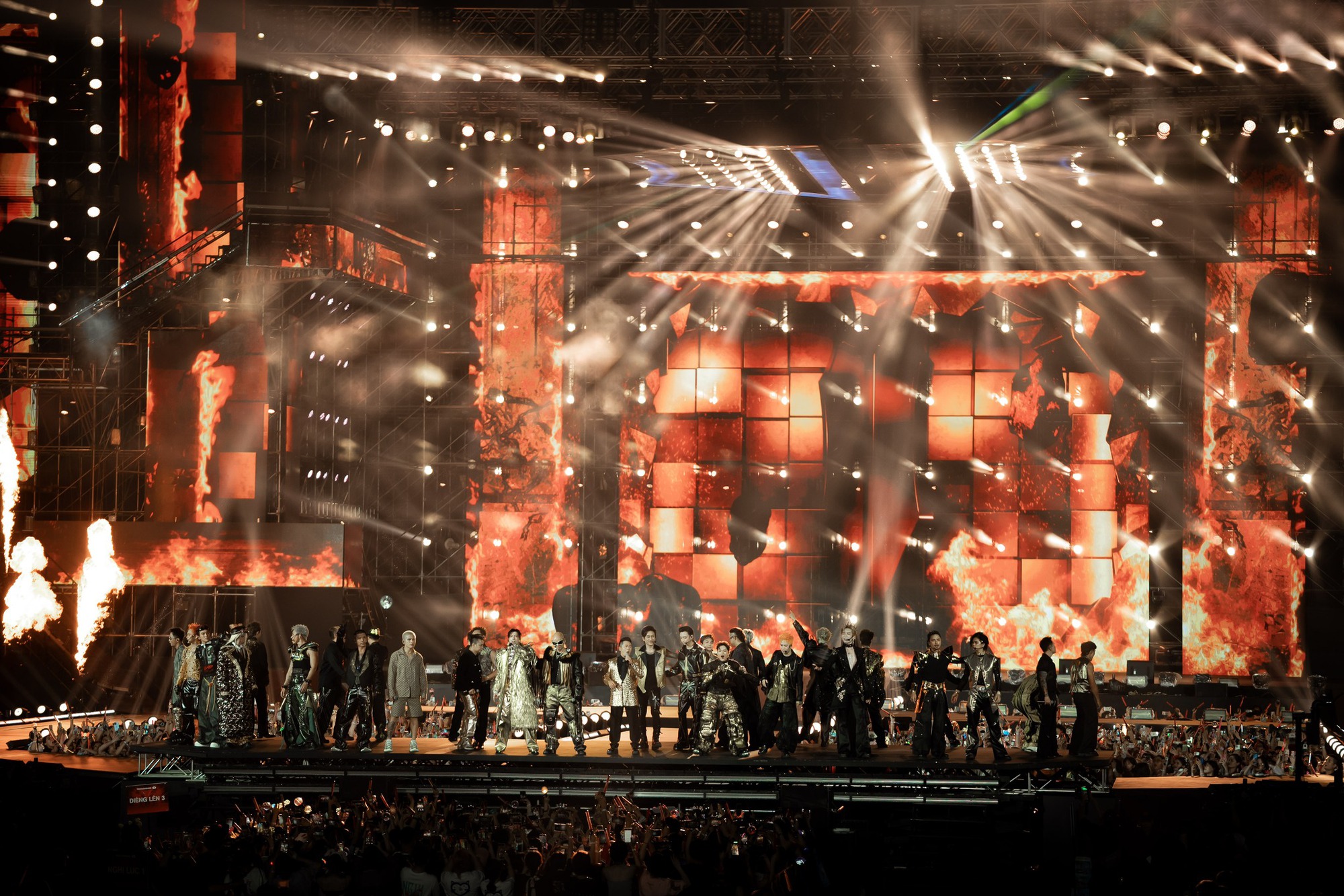 Truyền thông quốc tế nói về cảnh tượng sấm sét chói lòa tại concert Chông Gai, netizen tranh cãi dữ dội- Ảnh 5. Truyền thông quốc tế nói về cảnh tượng sấm sét chói lòa tại concert Chông Gai, netizen tranh cãi dữ dội- Ảnh 5.