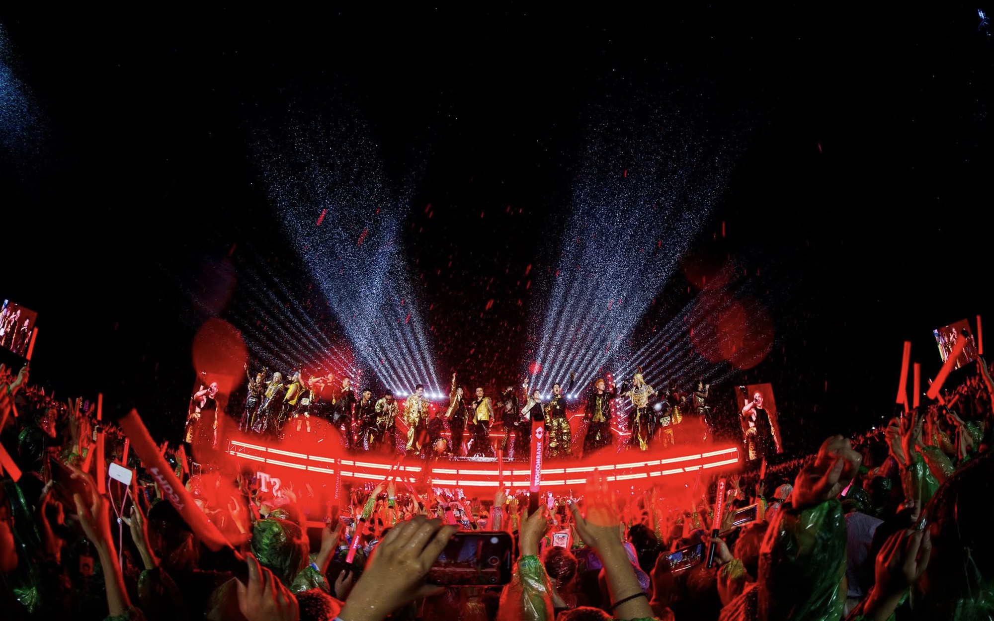 Truyền thông quốc tế nói về cảnh tượng sấm sét chói lòa tại concert Chông Gai, netizen tranh cãi dữ dội- Ảnh 3. Truyền thông quốc tế nói về cảnh tượng sấm sét chói lòa tại concert Chông Gai, netizen tranh cãi dữ dội- Ảnh 3.
