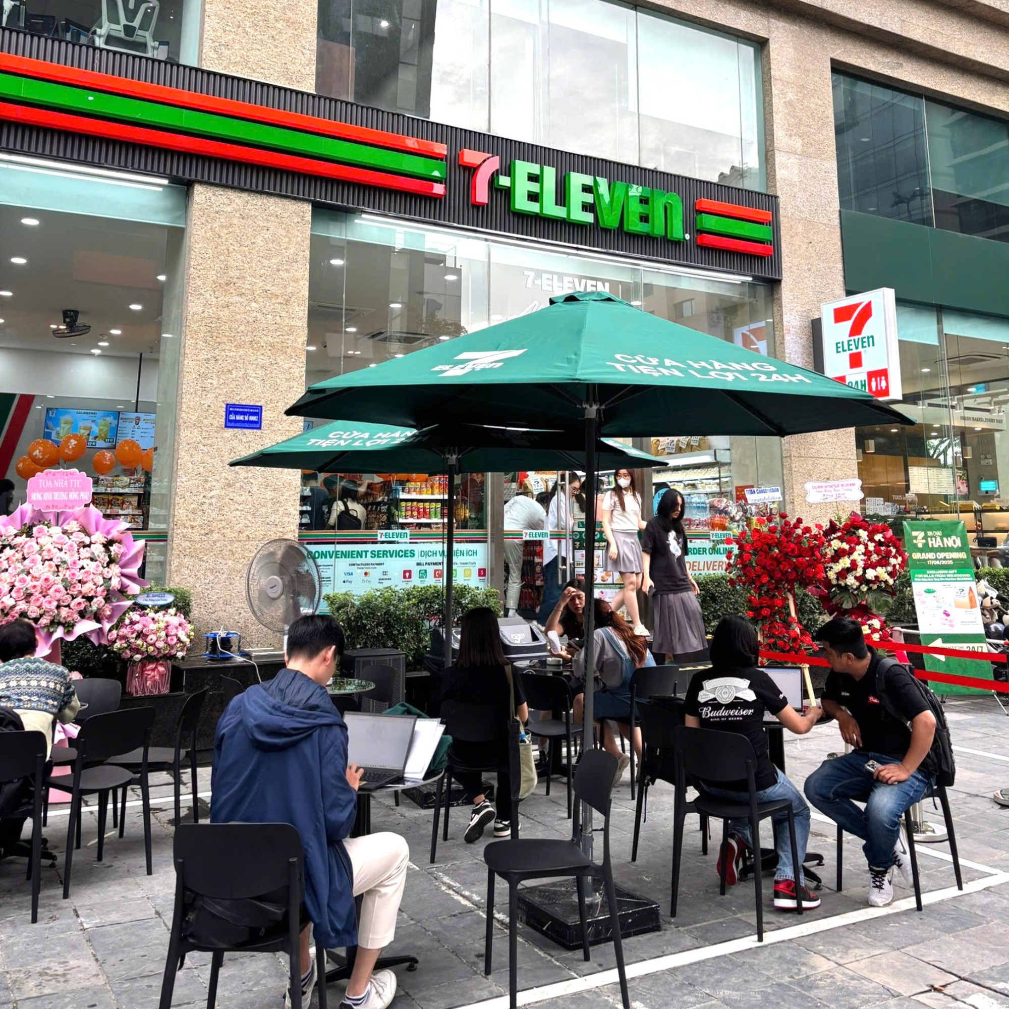Vừa chân ướt chân ráo đổ bộ Thủ đô, 7-Eleven đã thể hiện quyết tâm giành thị phần: Mở tiếp cửa hàng thứ 2 chỉ sau 11 ngày- Ảnh 1. Vừa chân ướt chân ráo đổ bộ Thủ đô, 7-Eleven đã thể hiện quyết tâm giành thị phần: Mở tiếp cửa hàng thứ 2 chỉ sau 11 ngày- Ảnh 1.
