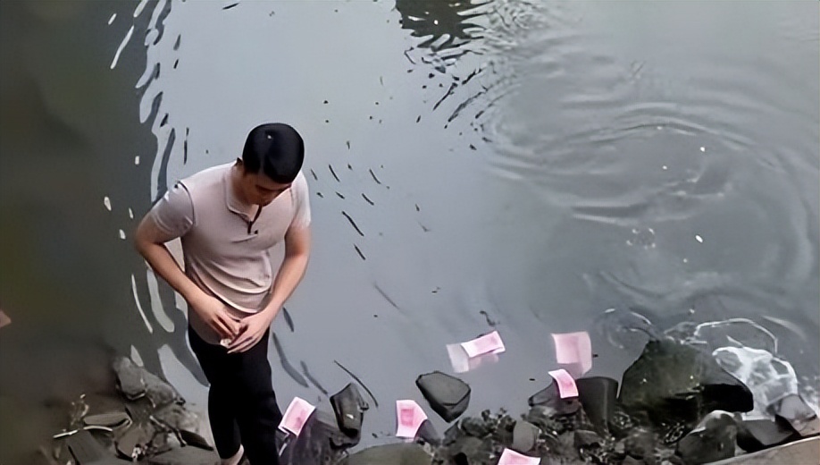 3 tỷ đồng tiền mặt trôi trên sông, người đàn ông lấy túi nilon nhặt về bị cảnh sát triệu tập: “Tiền là của một doanh nhân bị tâm thần”- Ảnh 2. 3 tỷ đồng tiền mặt trôi trên sông, người đàn ông lấy túi nilon nhặt về bị cảnh sát triệu tập: “Tiền là của một doanh nhân bị tâm thần”- Ảnh 2.