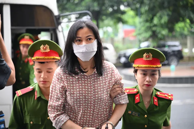 Cảnh sát dẫn giải nhóm cựu lãnh đạo Tập đoàn FLC, HOSE đến tòa phúc thẩm- Ảnh 7.