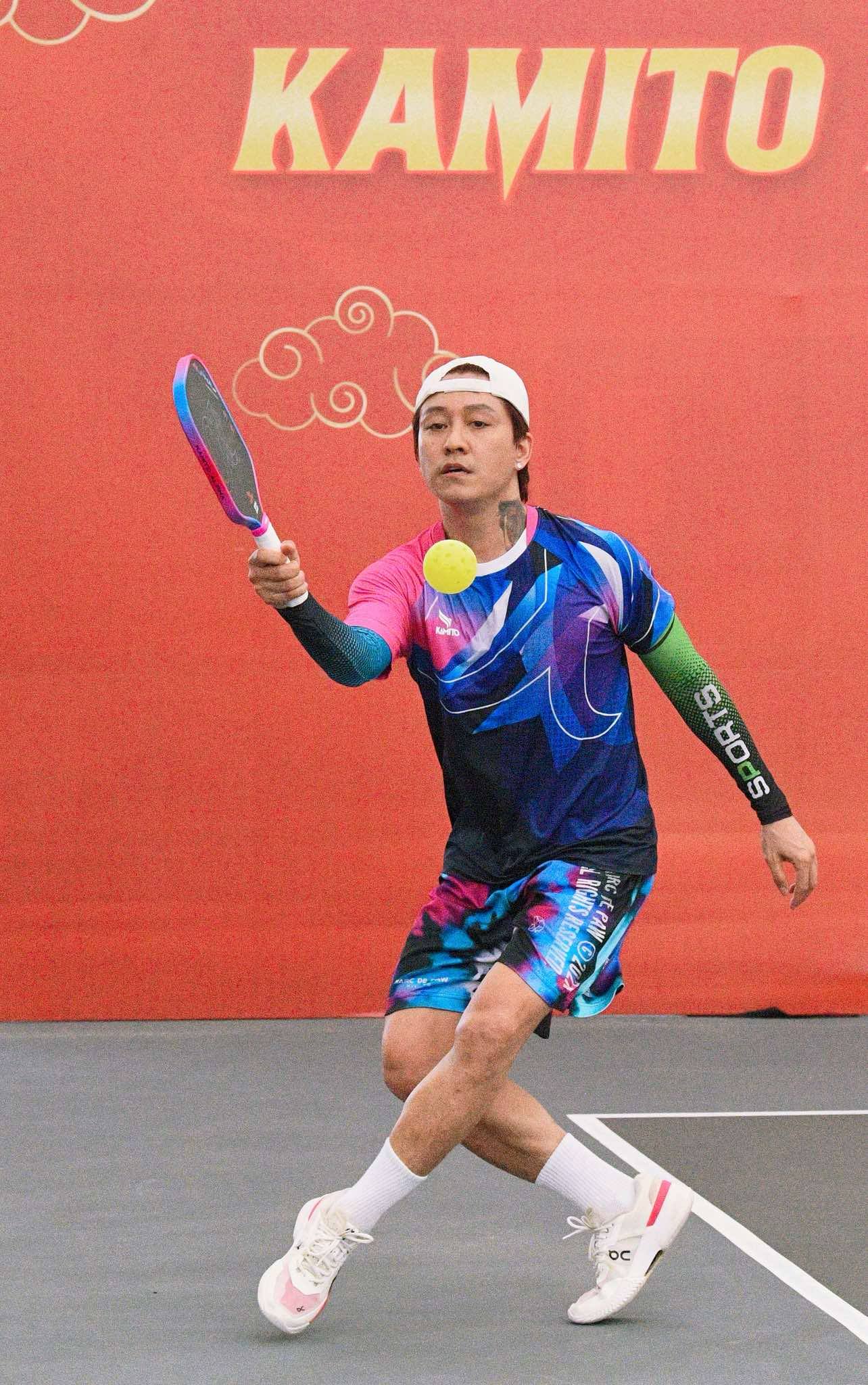 NSND Tự Long lên sân pickleball tuyên bố cực sốc về Tuấn Hưng: Có "thánh dỗi" gánh team không lo tắm sớm nhưng cái kết cực đắng- Ảnh 5. NSND Tự Long lên sân pickleball tuyên bố cực sốc về Tuấn Hưng: Có "thánh dỗi" gánh team không lo tắm sớm nhưng cái kết cực đắng- Ảnh 5.