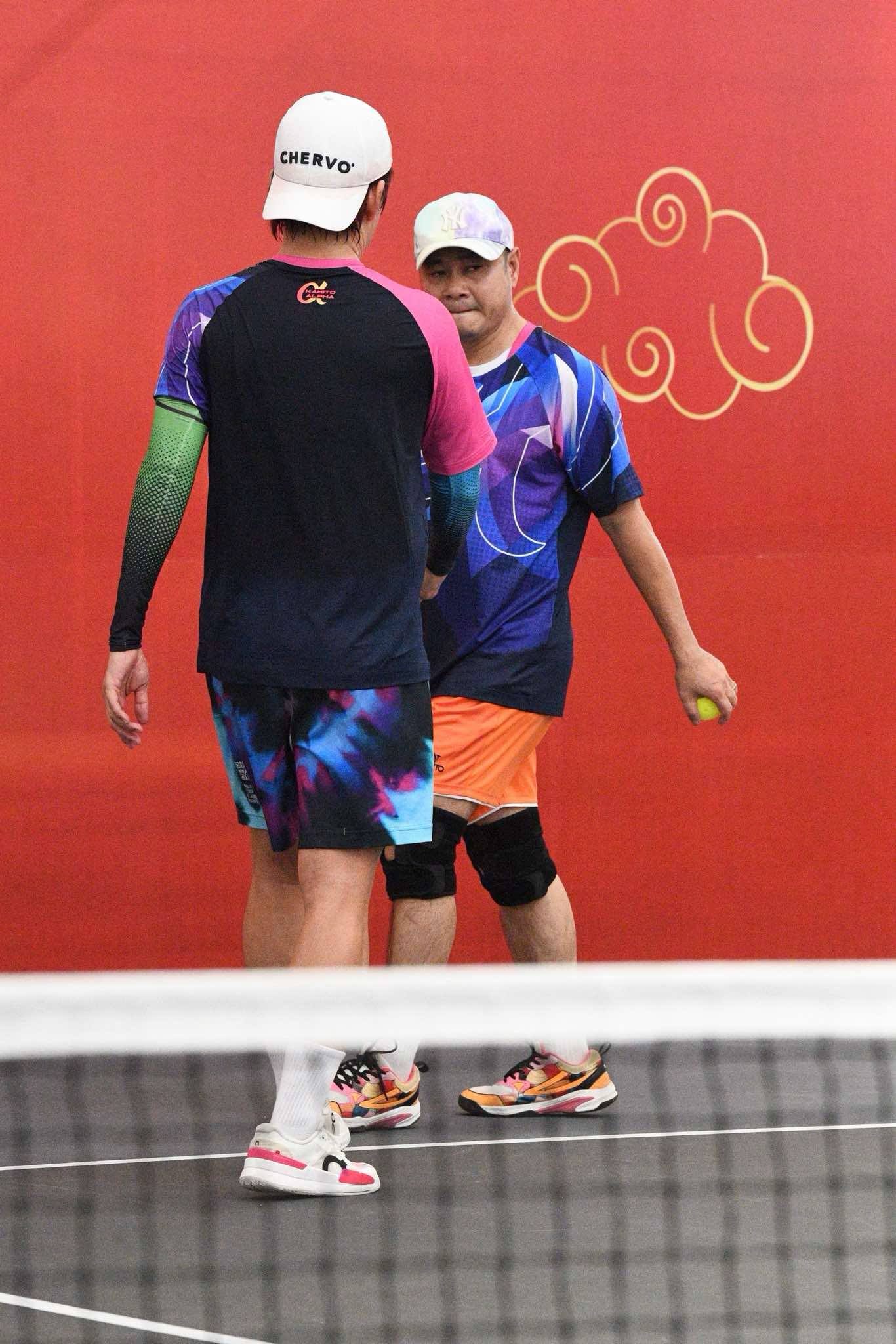 NSND Tự Long lên sân pickleball tuyên bố cực sốc về Tuấn Hưng: Có "thánh dỗi" gánh team không lo tắm sớm nhưng cái kết cực đắng- Ảnh 2. NSND Tự Long lên sân pickleball tuyên bố cực sốc về Tuấn Hưng: Có "thánh dỗi" gánh team không lo tắm sớm nhưng cái kết cực đắng- Ảnh 2.