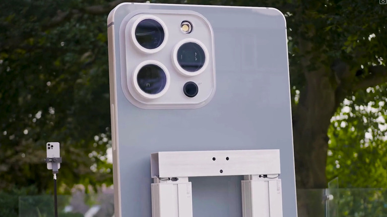Đây là chiếc iPhone lớn nhất thế giới xác lập Kỷ lục Guinness: Cao hơn 2m, nặng trăm ký và mạnh đến mức khó tin- Ảnh 3. Đây là chiếc iPhone lớn nhất thế giới xác lập Kỷ lục Guinness: Cao hơn 2m, nặng trăm ký và mạnh đến mức khó tin- Ảnh 3.