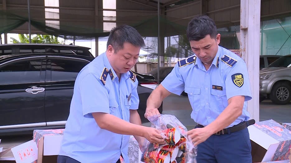Tiêu hủy gần 2.000 gói bim bim giả mạo nhãn hiệu “Tăm cay Bà Tuyết”- Ảnh 1. Tiêu hủy gần 2.000 gói bim bim giả mạo nhãn hiệu “Tăm cay Bà Tuyết”- Ảnh 1.