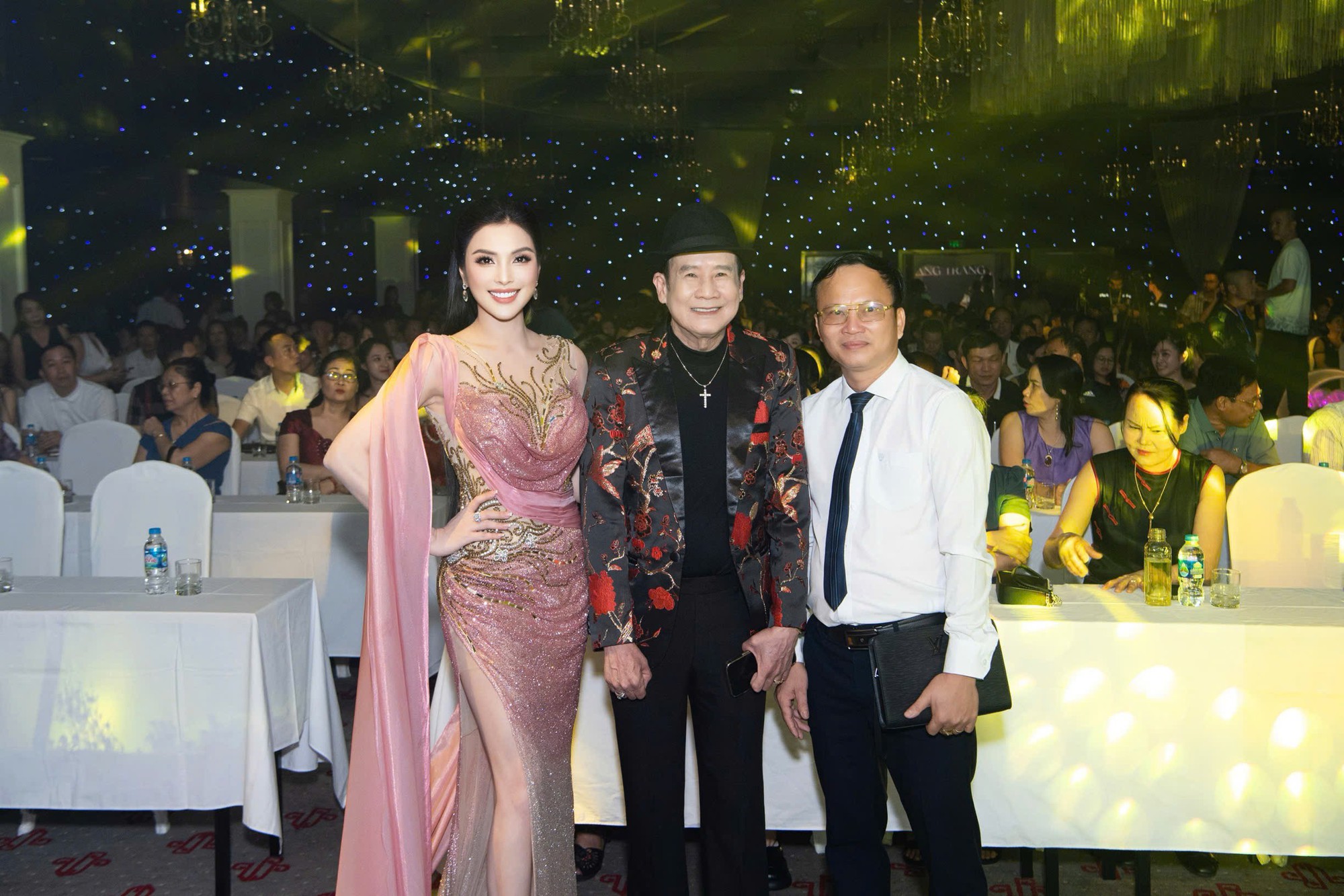 MC Kim Huyền Sâm xuất hiện kiêu sa, khoe vóc dáng "đồng hồ cát"- Ảnh 6. MC Kim Huyền Sâm xuất hiện kiêu sa, khoe vóc dáng "đồng hồ cát"- Ảnh 6.