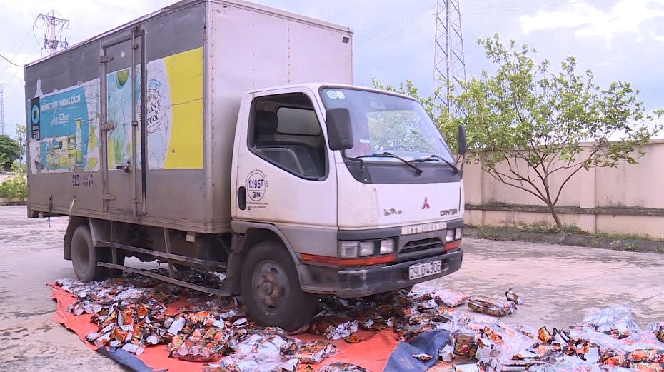 Tiêu hủy gần 2.000 gói bim bim giả mạo nhãn hiệu “Tăm cay Bà Tuyết”- Ảnh 2. Tiêu hủy gần 2.000 gói bim bim giả mạo nhãn hiệu “Tăm cay Bà Tuyết”- Ảnh 2.