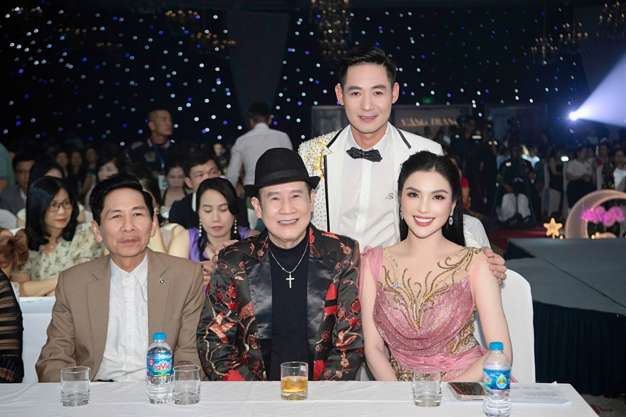 MC Kim Huyền Sâm xuất hiện kiêu sa, khoe vóc dáng "đồng hồ cát"- Ảnh 4. MC Kim Huyền Sâm xuất hiện kiêu sa, khoe vóc dáng "đồng hồ cát"- Ảnh 4.