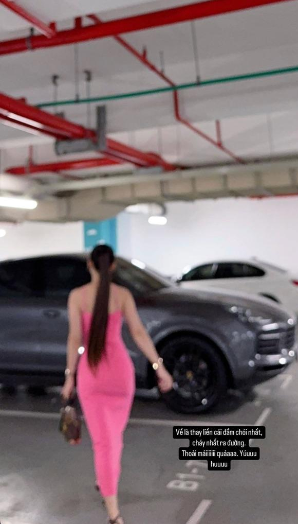 Người đẹp gây sốt với bóng lưng yêu kiều, body mỹ miều bên siêu xe: Hóa ra là nàng WAG sexy nhất làng bóng đá!- Ảnh 1. Người đẹp gây sốt với bóng lưng yêu kiều, body mỹ miều bên siêu xe: Hóa ra là nàng WAG sexy nhất làng bóng đá!- Ảnh 1.