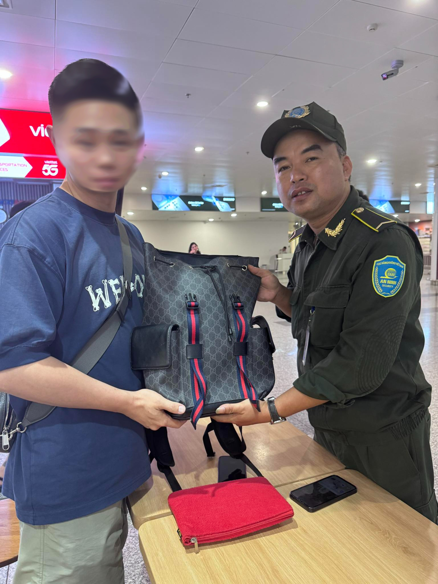 Hành trình của chiếc ba lô đựng gần 100.000 nhân dân tệ trong đêm ở Nội Bài- Ảnh 1. Hành trình của chiếc ba lô đựng gần 100.000 nhân dân tệ trong đêm ở Nội Bài- Ảnh 1.