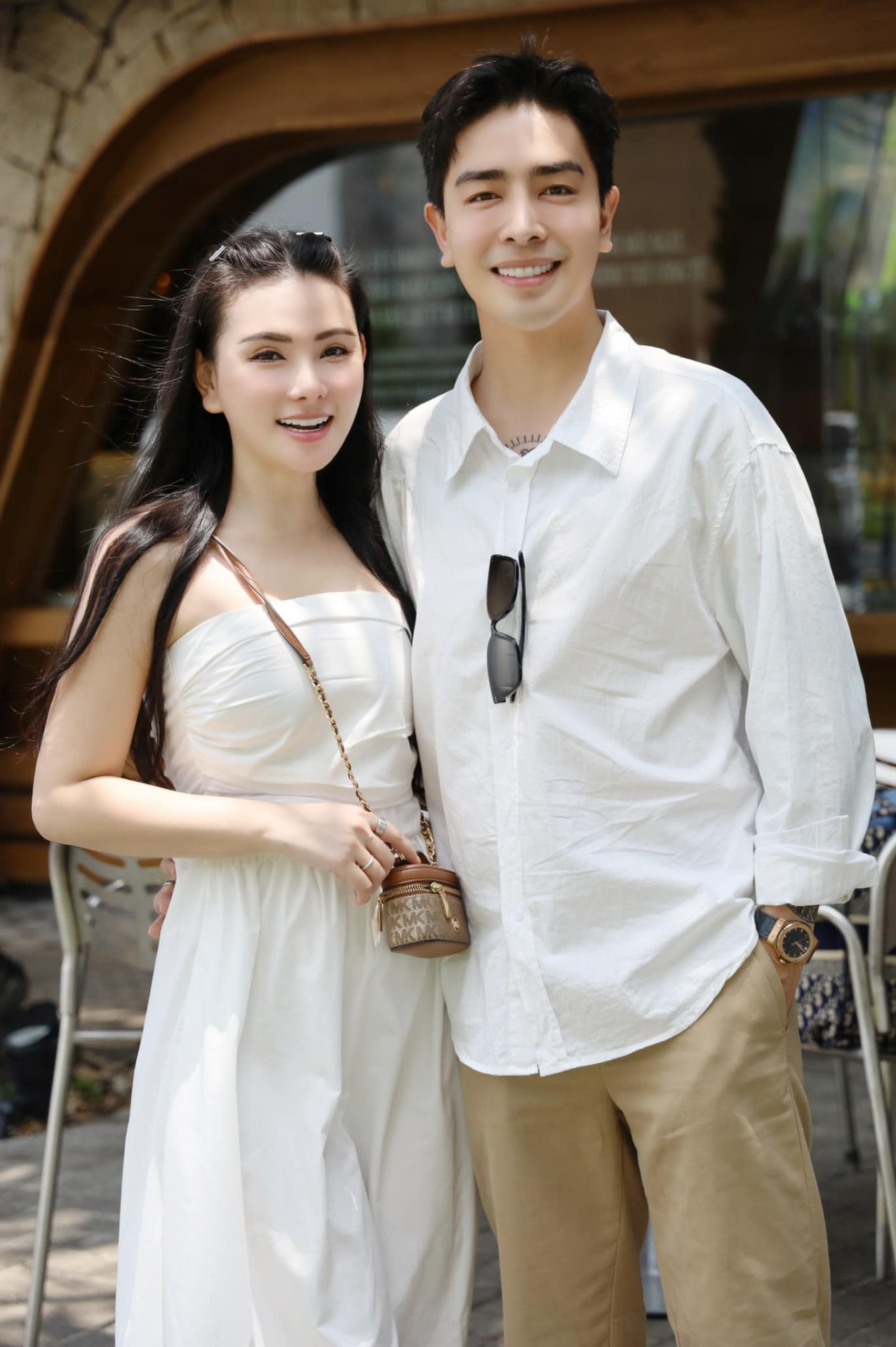 Nữ ca sĩ được mẹ chồng treo giải chục tỷ để sinh con, hôn nhân với chồng kém 11 tuổi đầy ngọt ngào- Ảnh 2. Nữ ca sĩ được mẹ chồng treo giải chục tỷ để sinh con, hôn nhân với chồng kém 11 tuổi đầy ngọt ngào- Ảnh 2.