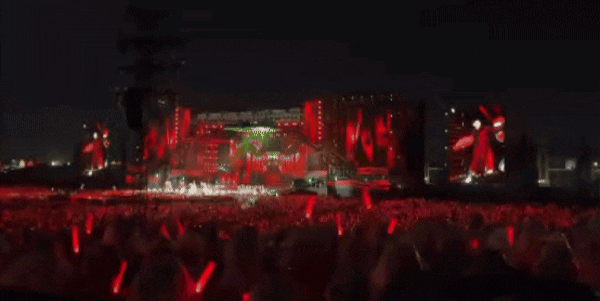 Truyền thông quốc tế nói về cảnh tượng sấm sét chói lòa tại concert Chông Gai, netizen tranh cãi dữ dội- Ảnh 2. Truyền thông quốc tế nói về cảnh tượng sấm sét chói lòa tại concert Chông Gai, netizen tranh cãi dữ dội- Ảnh 2.