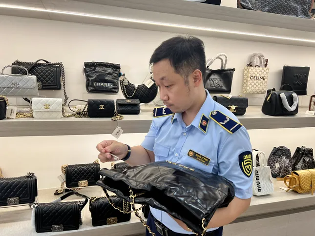 Đà Nẵng: Bán túi Chanel, LV, Gucci 'dỏm' bị phạt hơn 110 triệu đồng- Ảnh 1. Đà Nẵng: Bán túi Chanel, LV, Gucci 'dỏm' bị phạt hơn 110 triệu đồng- Ảnh 1.