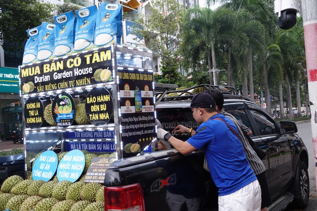 Xe sầu riêng “gắt” nhất Sài Gòn: Không ăn thử thì khỏi bán, mỗi ngày vẫn bay vèo vài trăm ký!- Ảnh 5. Xe sầu riêng “gắt” nhất Sài Gòn: Không ăn thử thì khỏi bán, mỗi ngày vẫn bay vèo vài trăm ký!- Ảnh 5.